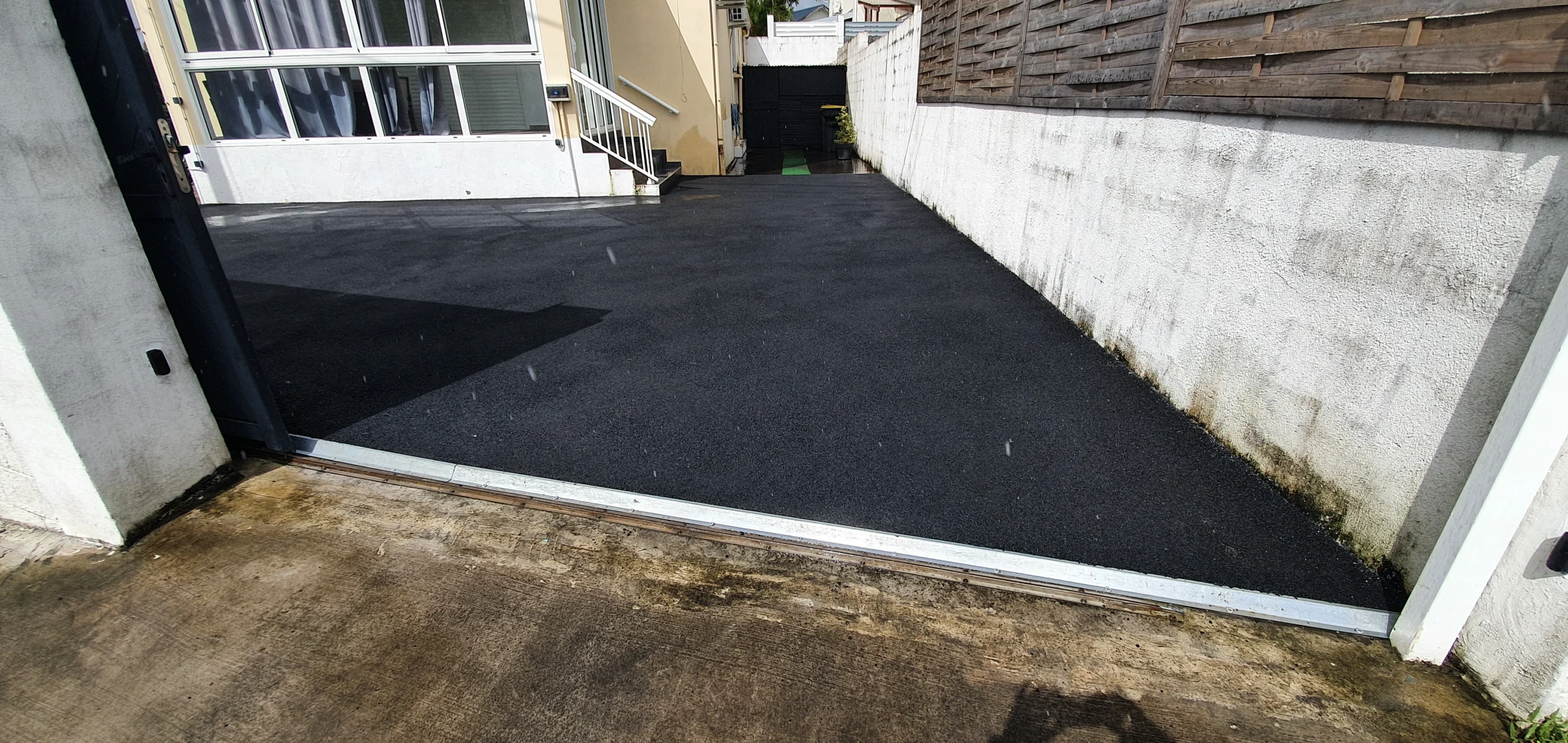 Revêtement de sol extérieur pour allée de parking Revêtement de sol extérieur pour allée de parking – Résistance et esthétique.