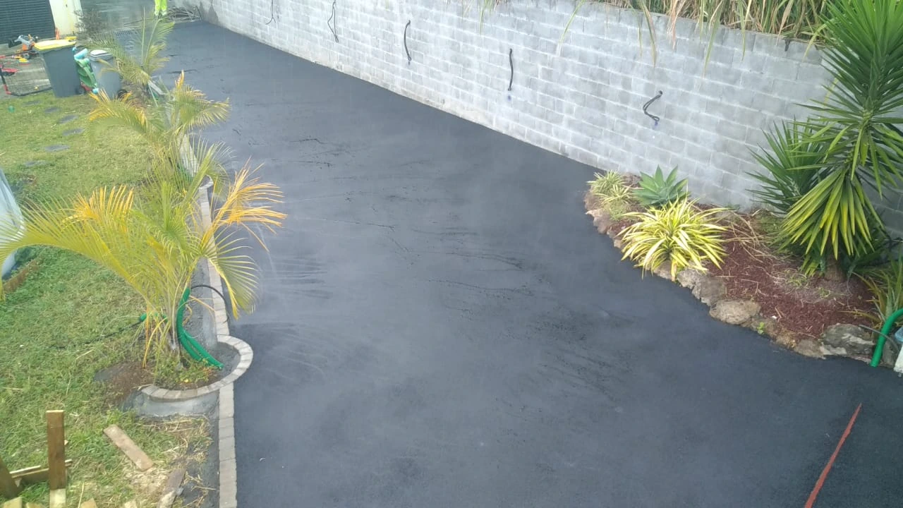 Revêtement de sol extérieur pour allée de parking – Résistance et esthétique.