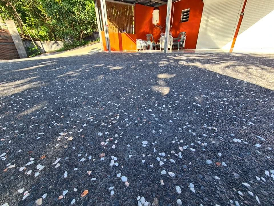 Revêtement de sol extérieur pour allée de parking – Résistance et esthétique.