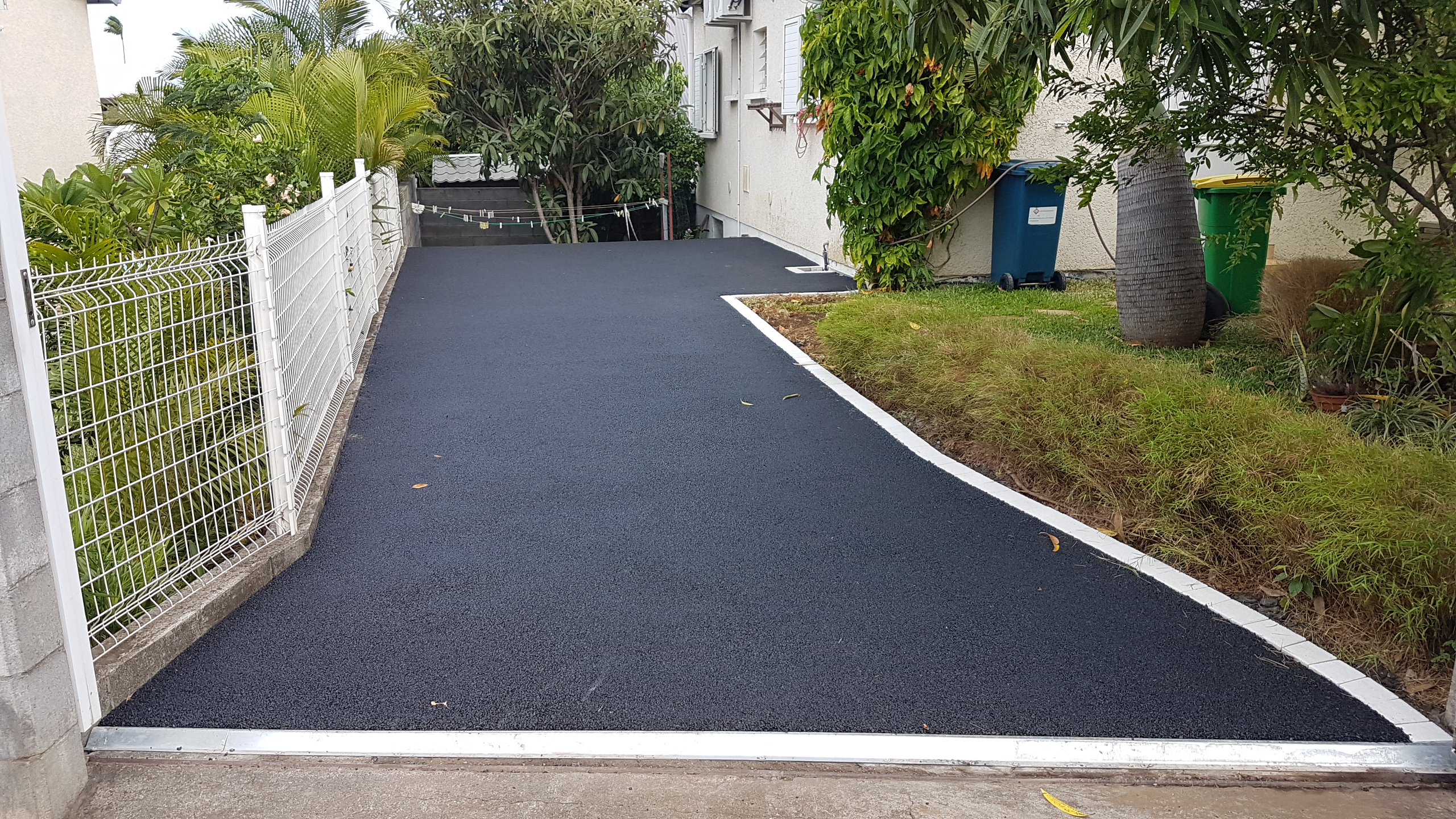Revêtement de sol extérieur pour allée de parking Revêtement de sol extérieur pour allée de parking – Résistance et esthétique.